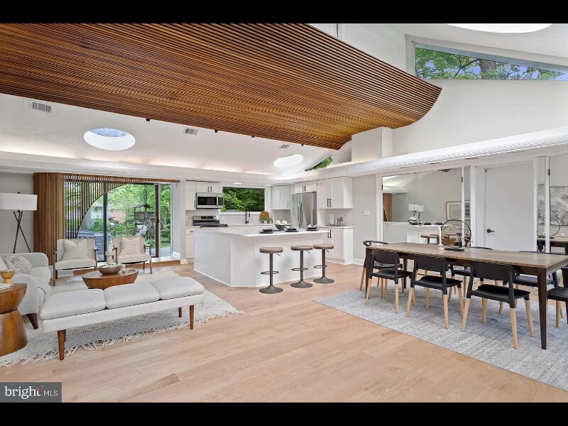 Building Photo - 9817 Inglemere Dr