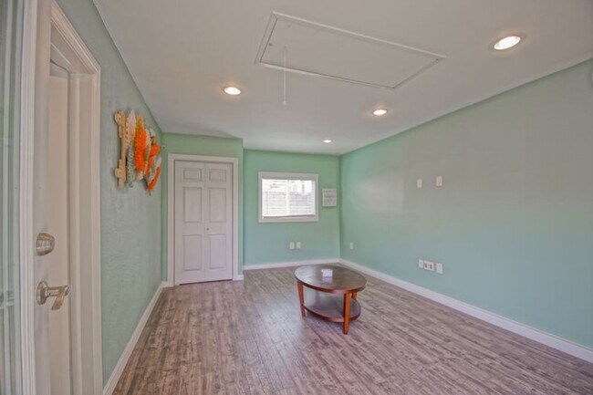 Building Photo - Beautifully Remodeled, Bright & Airy Home w/ Detached Bonus Room w/ Bath & 1-Car Garage, Front Ya...