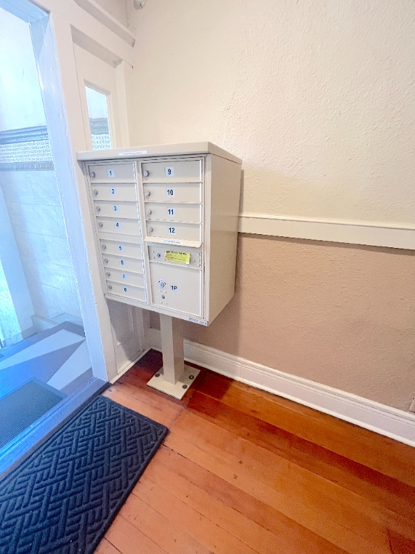 Building Photo - 744 Pine Ave