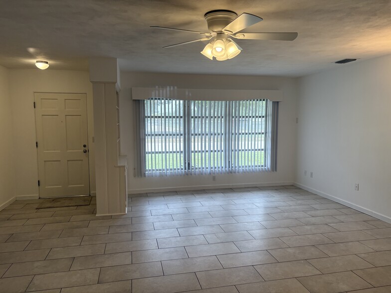 living/dining - 690 Avenue C SE