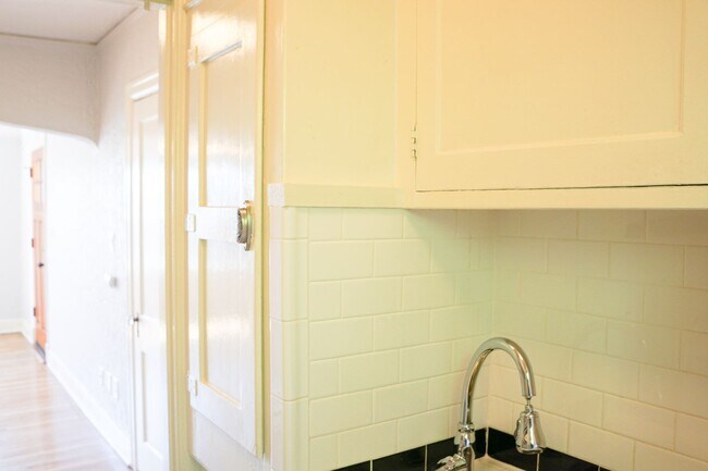 Building Photo - Cottage Cutie in John's Landing: HWs, Big ...