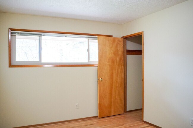 Building Photo - Sprawling 2-Story Mid-Century 4-Bed/2-Bath...