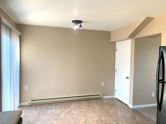 Building Photo - "Spacious 4-Bedroom Haven with 2 Full Baths in Prime Fort Collins Location!"