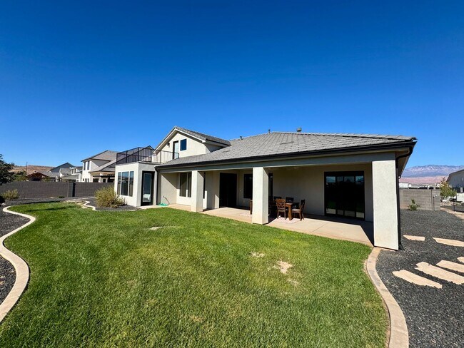 Building Photo - Beautiful Modern 5 Bedroom Furnished Home!!