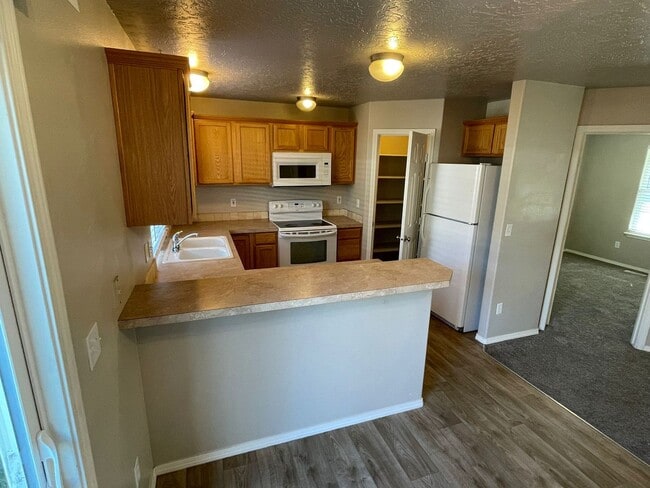 Building Photo - Ready Now / 4 Bed PLUS Large BONUS ROOM and 2.5 BA great spacious home!