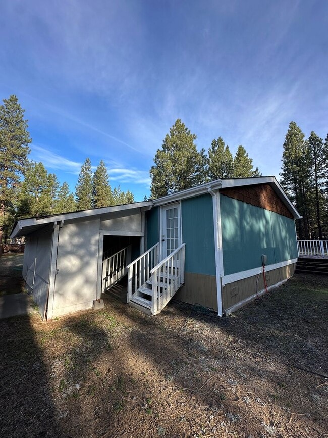 Building Photo - Adorable home in La Pine area, 1.5 acres fully fenced!!
