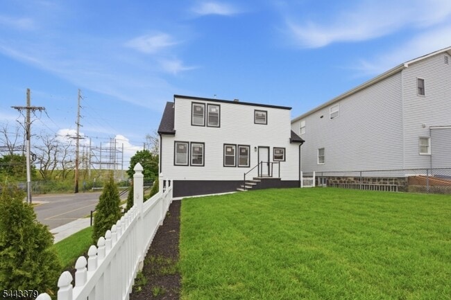 Building Photo - 551 Schuyler Ave