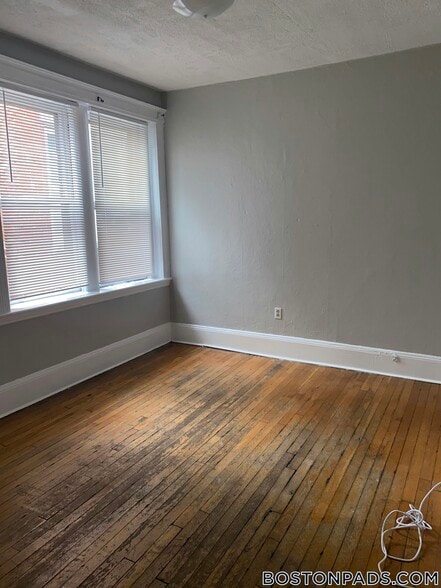 Building Photo - 463 Park Dr