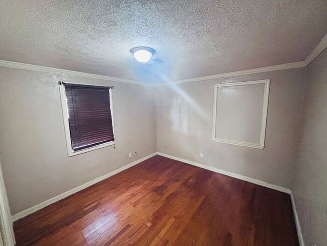 Building Photo - Charming 3-Bedroom Home in a Convenient Lo...