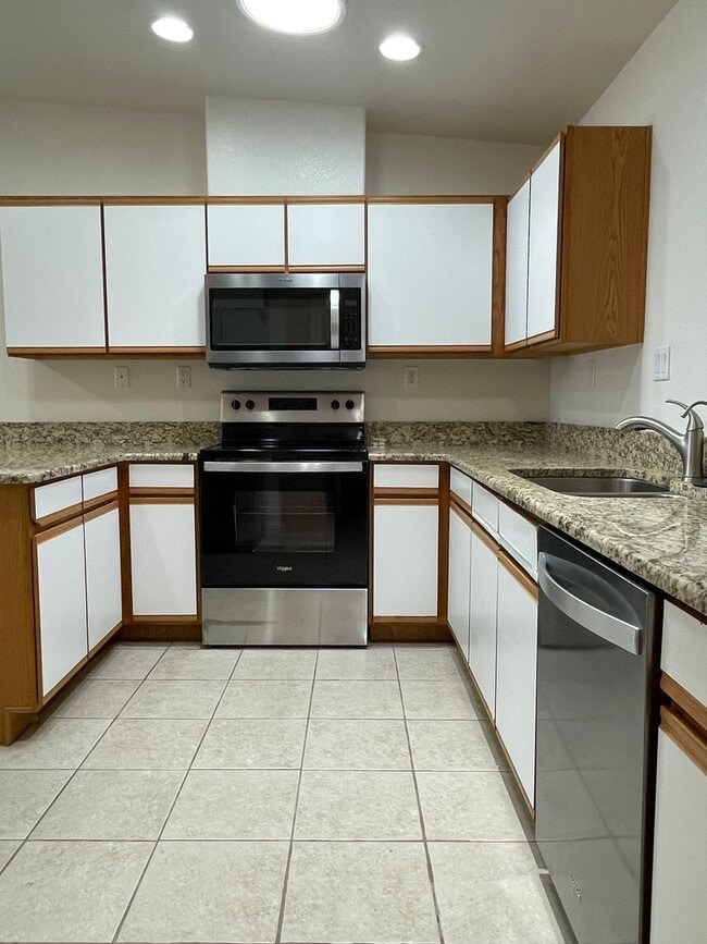 Building Photo - LAKE1335