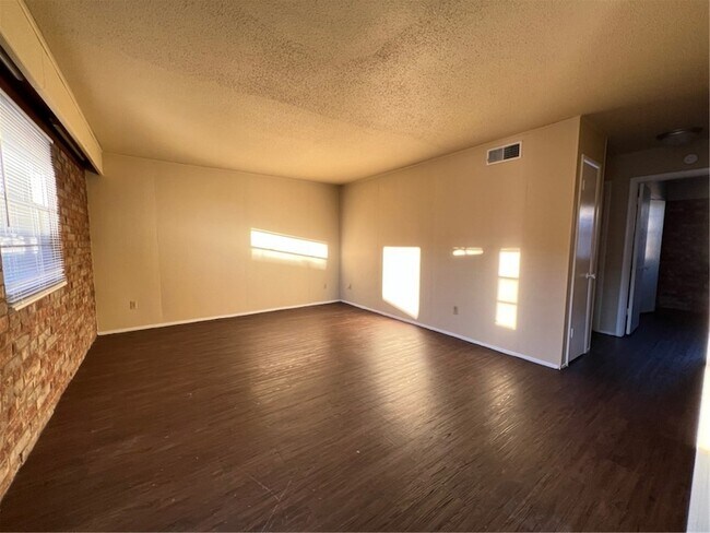 Building Photo - 400 N Campbell Dr