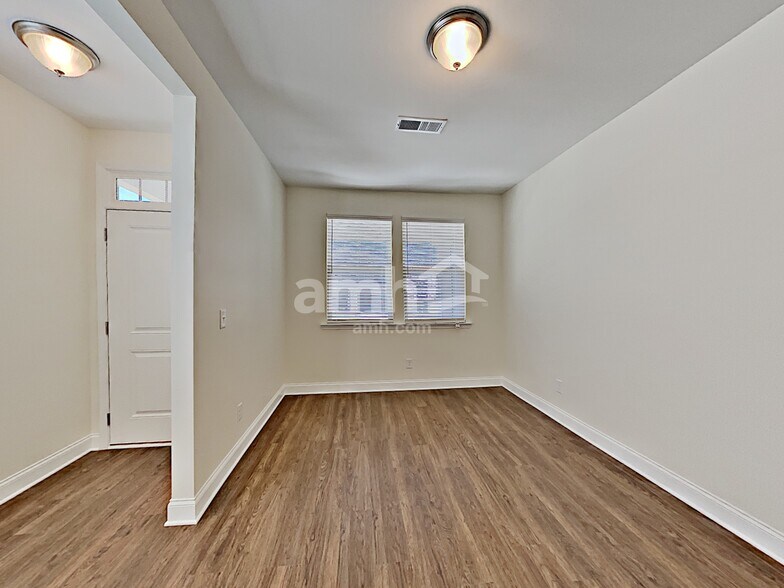 Building Photo - 256 Lake St