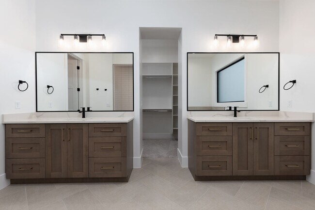 Building Photo - 6 bed / 4 bath / 3 car garage custom home in Pecan Valley