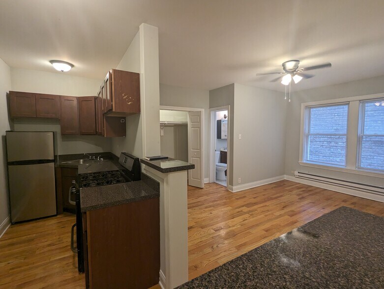 Primary Photo - 1044 W George St