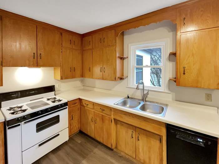 Building Photo - 2022 English St