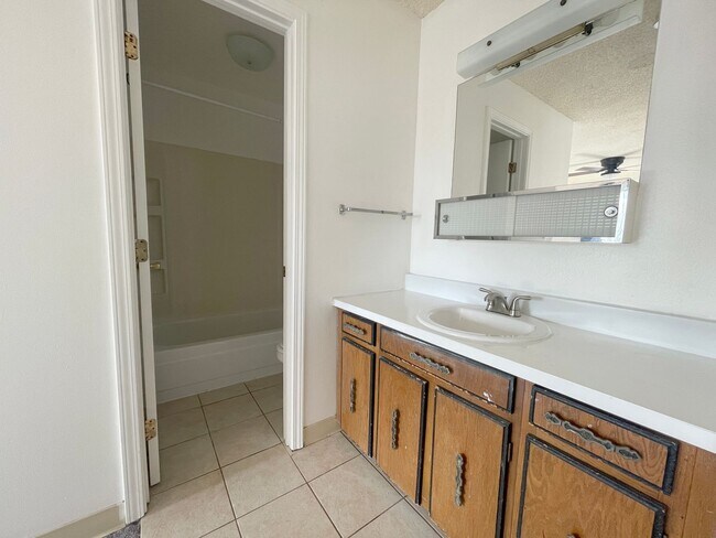 Building Photo - Cute 1 bedroom, full bathroom condo