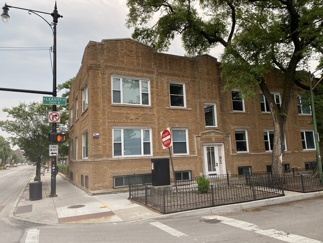 Building Photo - 4751 N Leavitt St