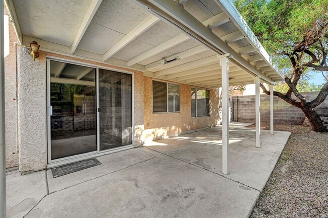 Building Photo - Fully Renovated Single Story 3bd/2bth Single Family Home