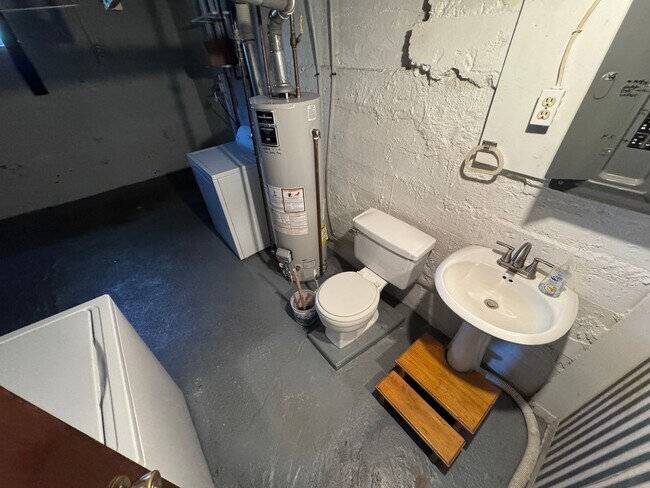 Building Photo - $1400 - 2 Bed 1 Bath House