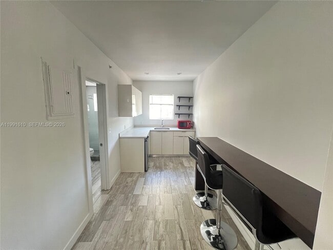 Building Photo - 220 Collins Ave