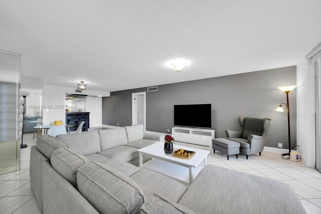 Building Photo - 6039 Collins Ave