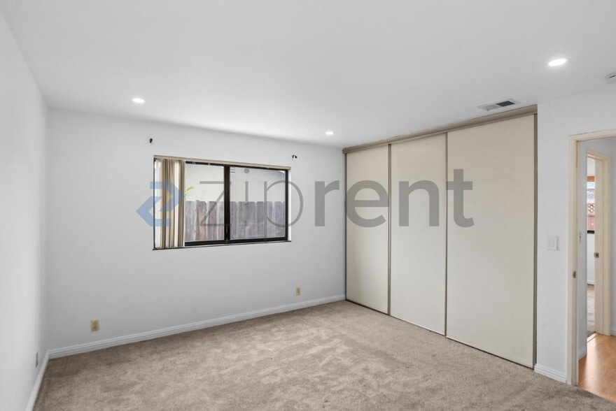 Building Photo - Unit