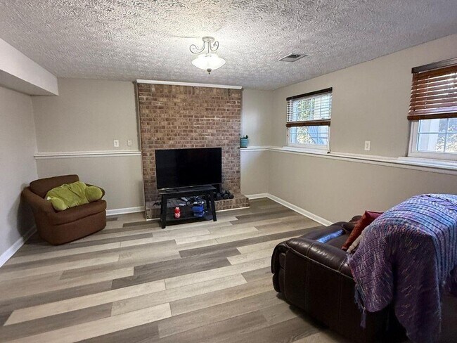 Building Photo - 1733 Ellenwood Dr NE