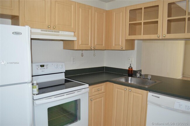 Building Photo - 9320 Fontainebleau Blvd