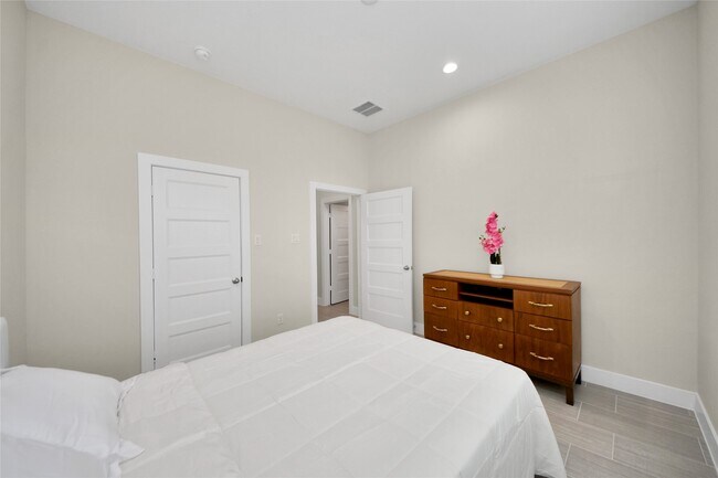 Building Photo - 2003 Marthoman Drive