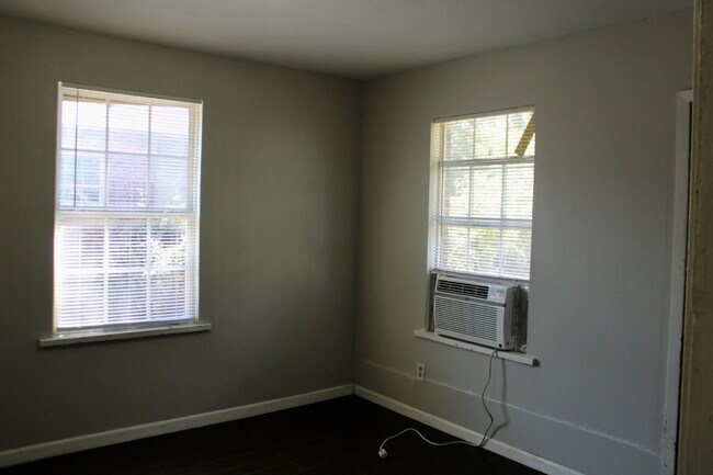 Building Photo - Charming 2 Bedroom, 1 Bath Home with Side ...