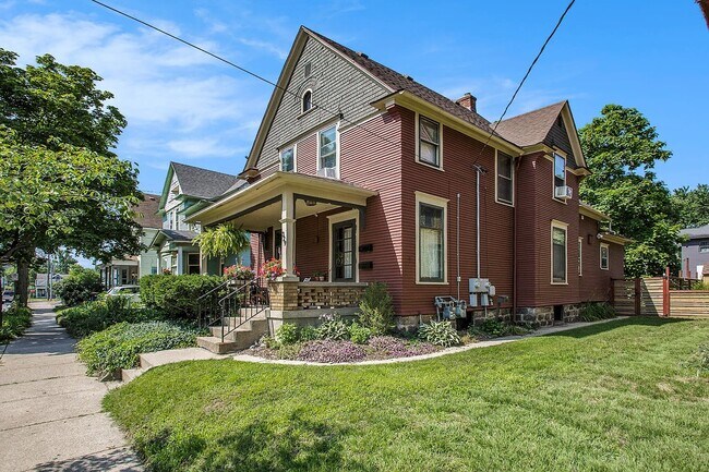 Primary Photo - 329 Hollister Ave SE