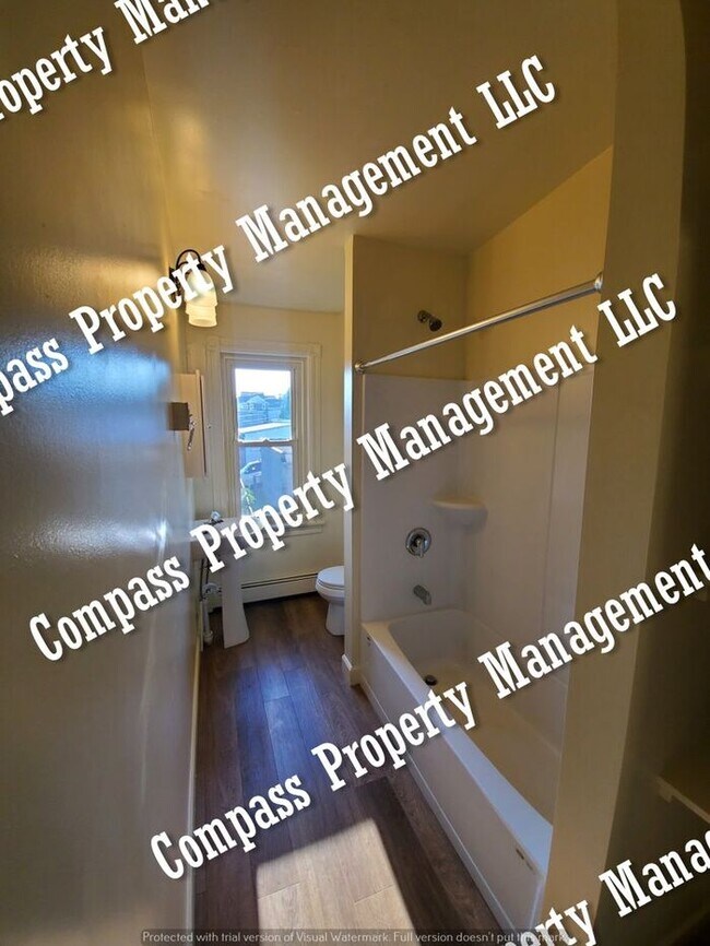 Building Photo - $1595 - 4 Bed, 1.5 Bath Half Double Home -...