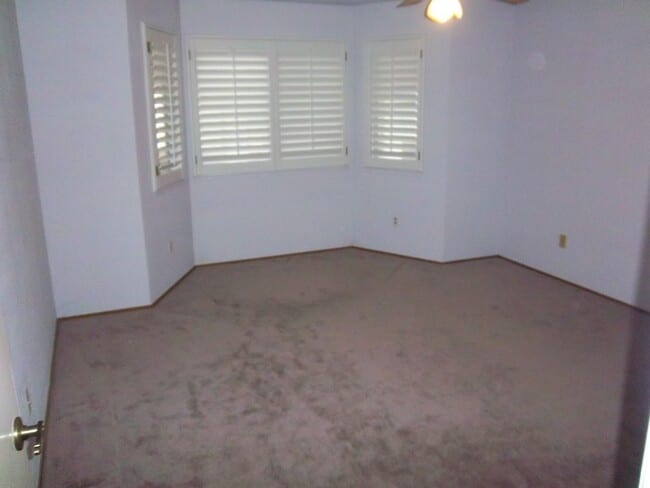 Building Photo - This amazing 2/3 with Den condo won't last!