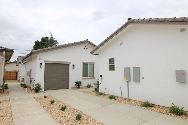 Building Photo - BRAND NEW 2BED/2BATH with SOLAR - Clinton/Arthur