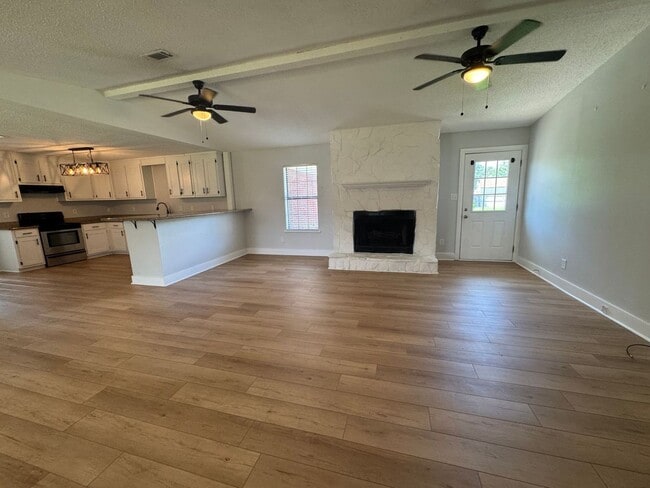 Building Photo - Gulf Breeze - Pineglade - 4 bedroom, 3 bat...