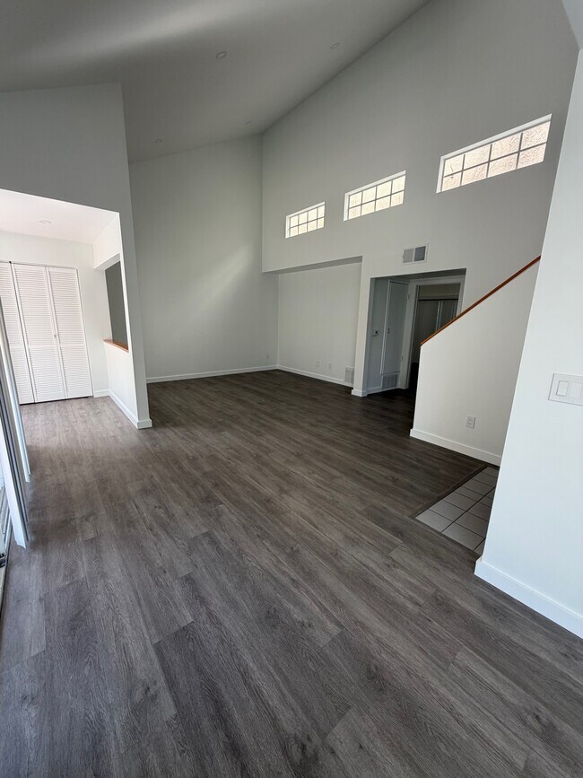 Building Photo - 800 N June St