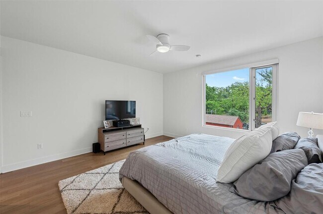 Building Photo - 210 Lee Barton Dr