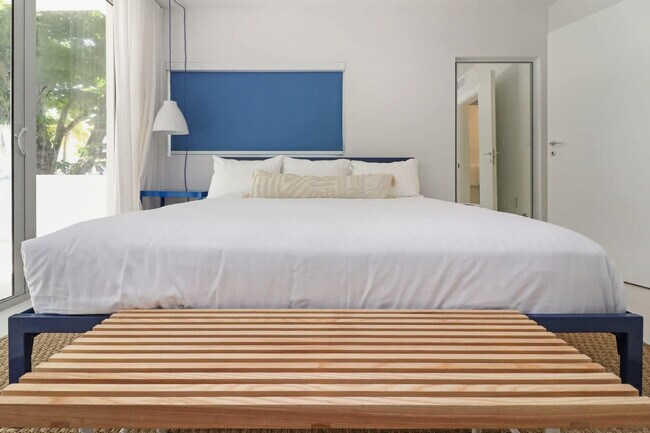 Building Photo - 250 Collins Ave