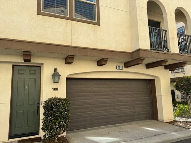 Building Photo - Stunning 2 bed 2.5 bath Solar Powered Town...