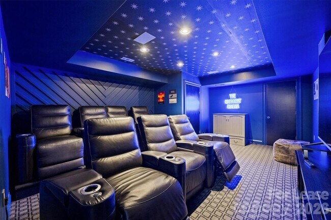 Building Photo - 1124 Dilworth Crescent Row