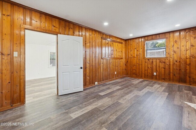 Building Photo - 863 Westgate Dr
