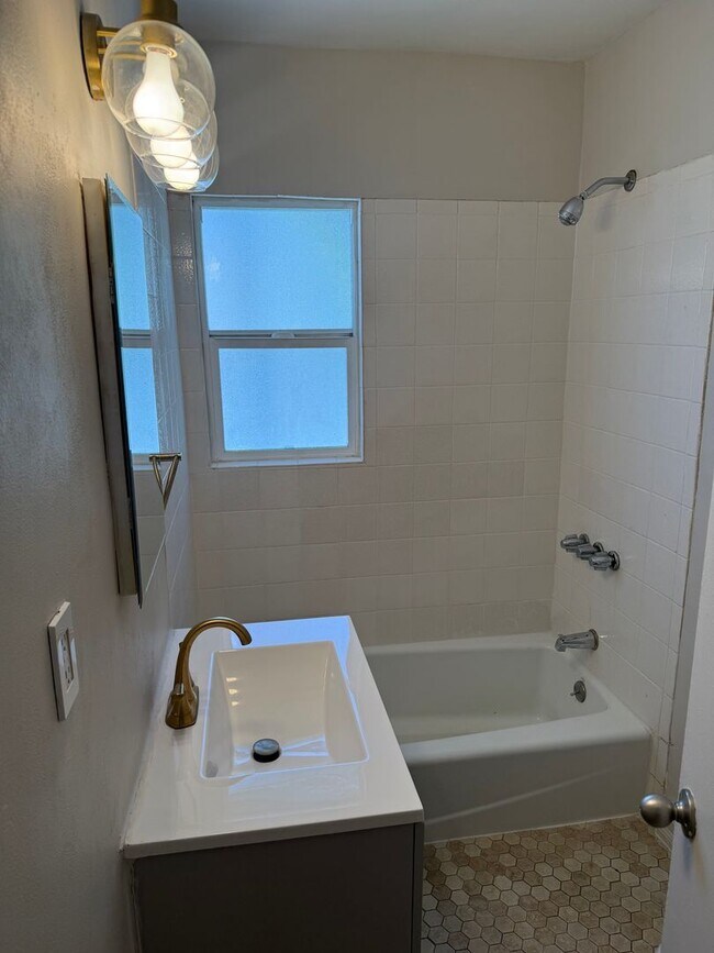 Building Photo - 1313 Douglas St