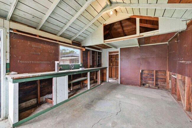 Building Photo - Charming single level family home located in sought after San Lorenzo Village.