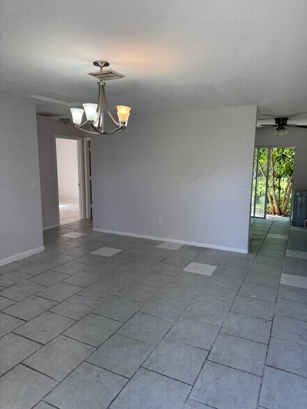 Building Photo - 2143 Laura Ln