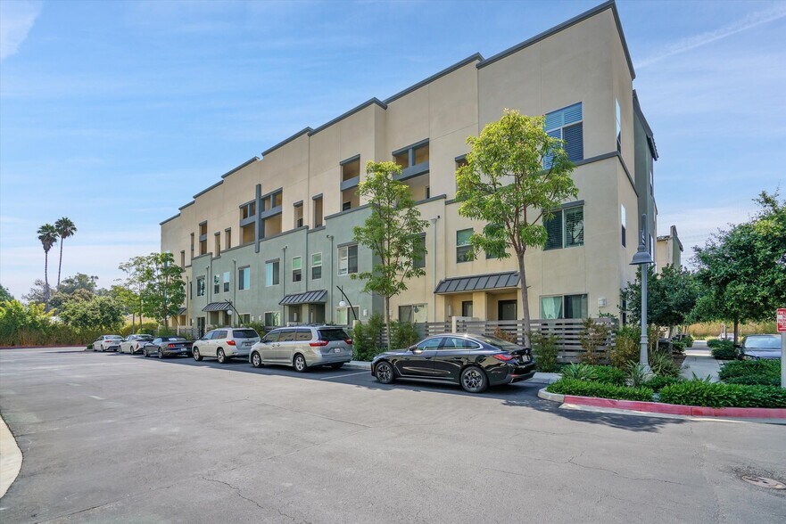 Building Photo - 1512 W Artesia Sq