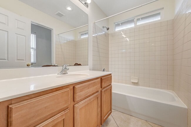 Building Photo - *MOUNTAINS EDGE 3 BED 2.5 BATH * COMMUNITY POOL, FITNESS CENTER, AND SPA *