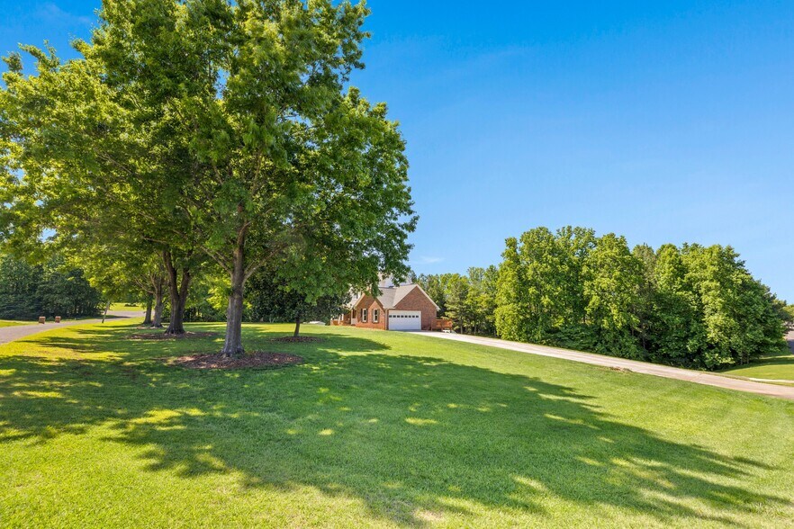 Building Photo - 3010 Eaker Dr