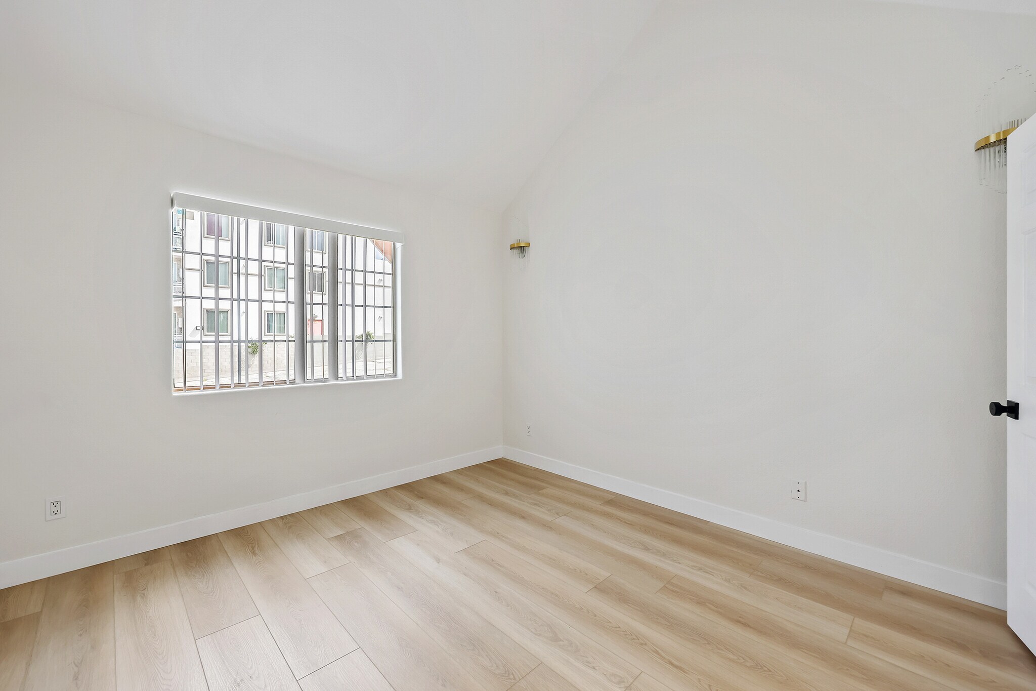 Building Photo - 10128 Hillhaven Ave