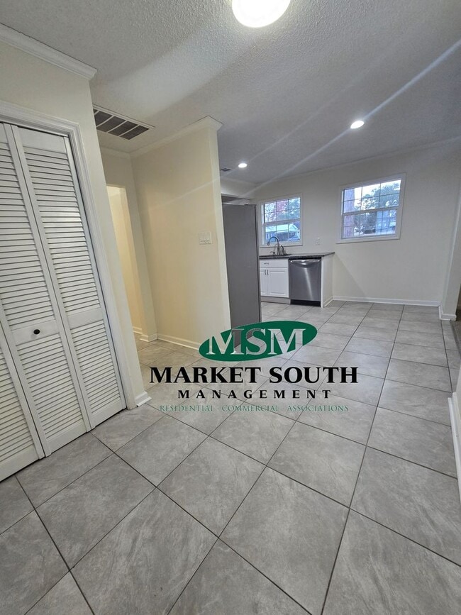 Building Photo - CUTE AND COZY THREE BEDROOM