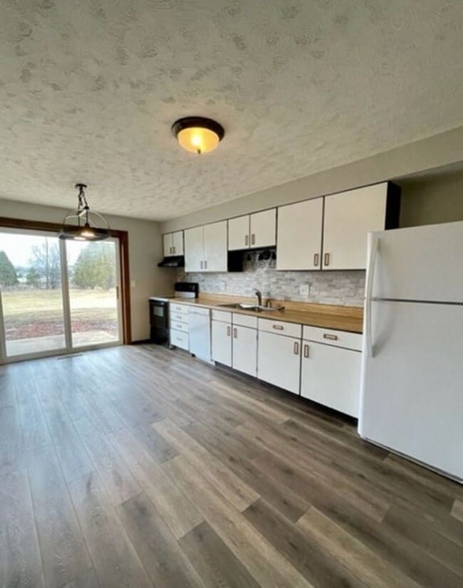 Primary Photo - 1352/1354 W. Hiawatha Drive